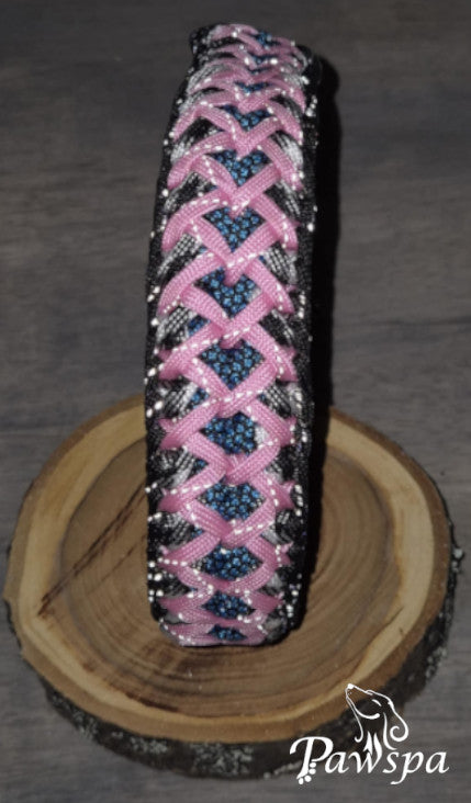 Halsband med refleks 38 cm. Sort, hvitspettet, turkis og babyrosa.